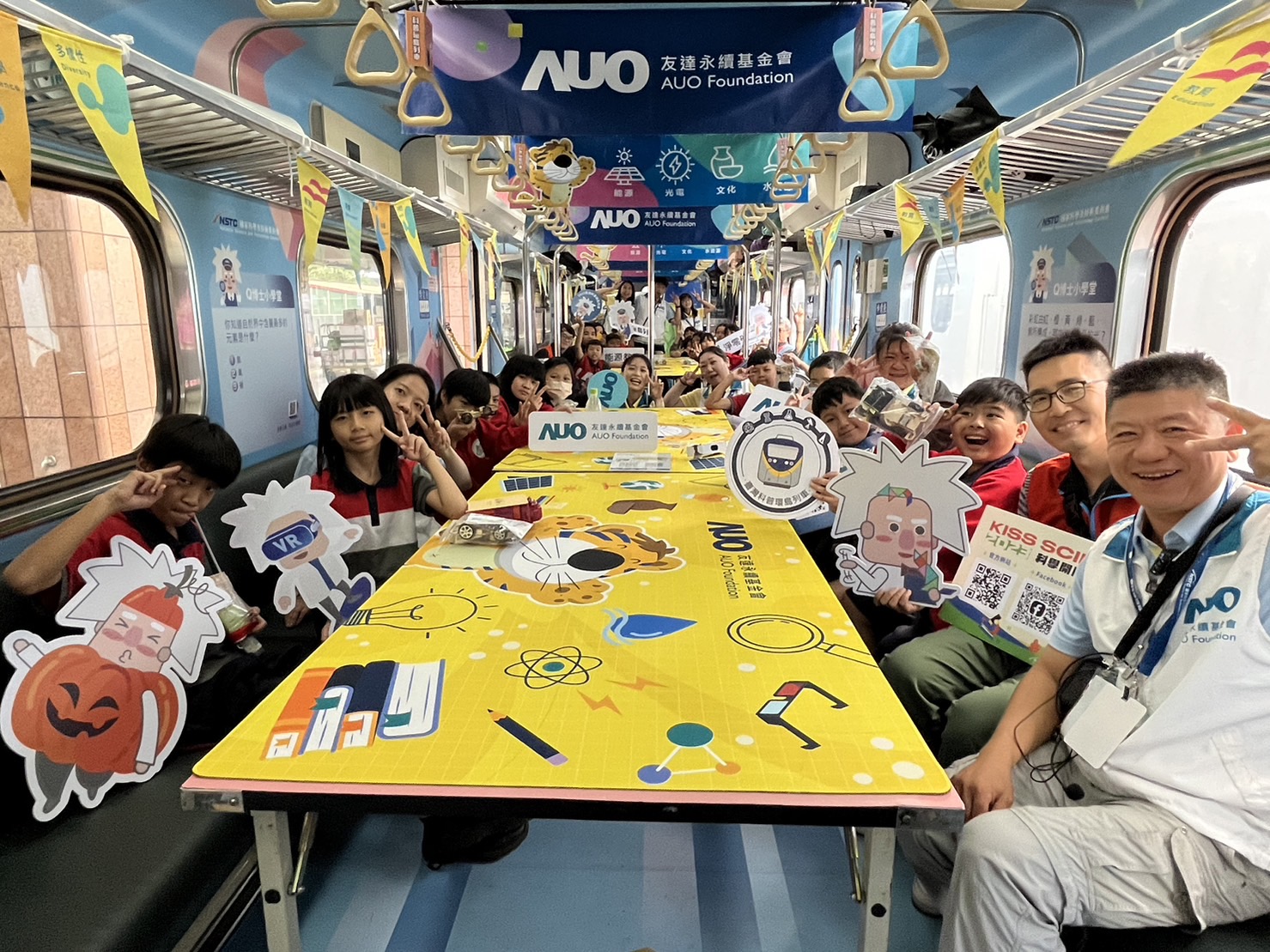 彩神永續基金會參與「臺灣科普環島列車」，設計基礎科學車廂課程，以「淨零碳排和永續能源」為主題，讓學生透過創意實驗認識淨零知識，以及思考生活中的減碳行為