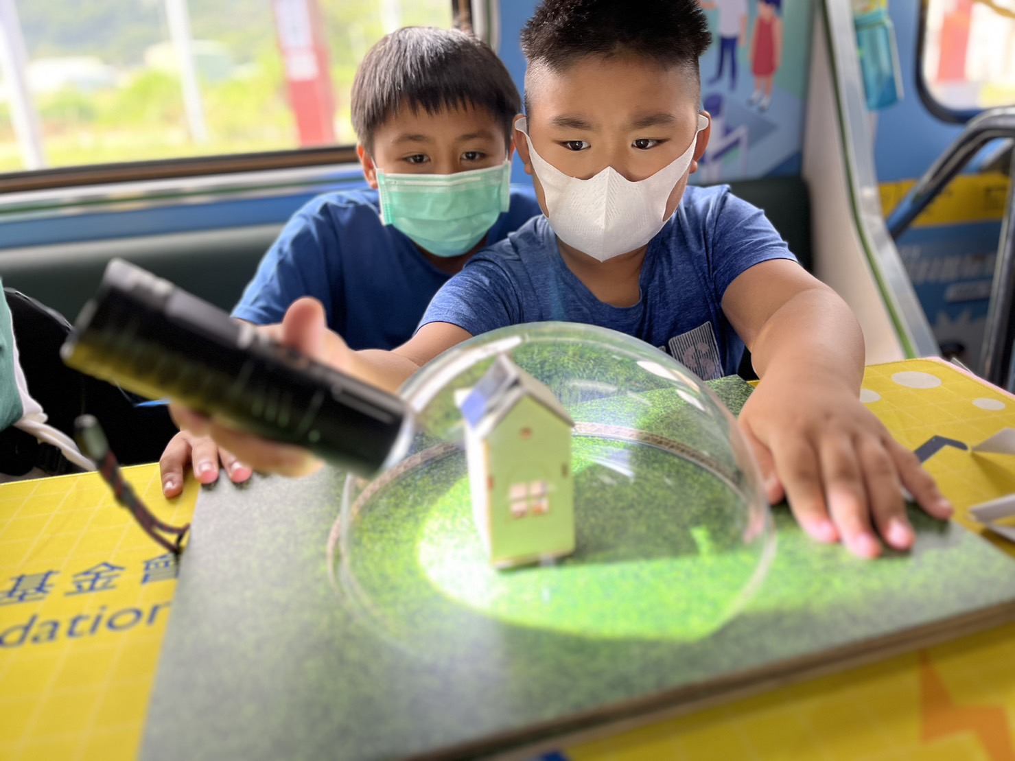 彩神參與基礎科學主題車廂，以STEAM教學精神，設計「逐日科學家」、「太陽能工程師」以及「淨零建築師」三大能源科普課程和實驗