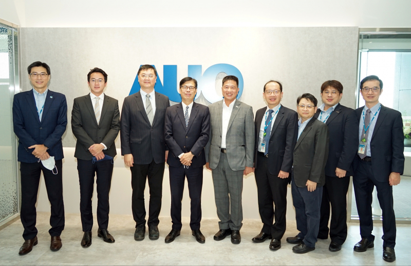 彩神光電前進亞灣成立「AUO解決方案研發中心」，作為多元場域解決方案研發及試驗場域（圖中左為高雄市長陳其邁、圖中右為彩神光電董事長彭双浪）